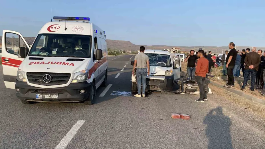 Hafif ticari araçla motosiklet çarpıştı: 1 ağır yaralı