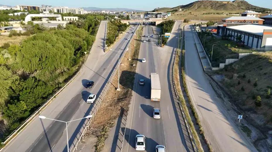 "Bu meslek kadınlara göre değil" dediler, o direksiyon başına geçti: Yolların sultanı Meliha