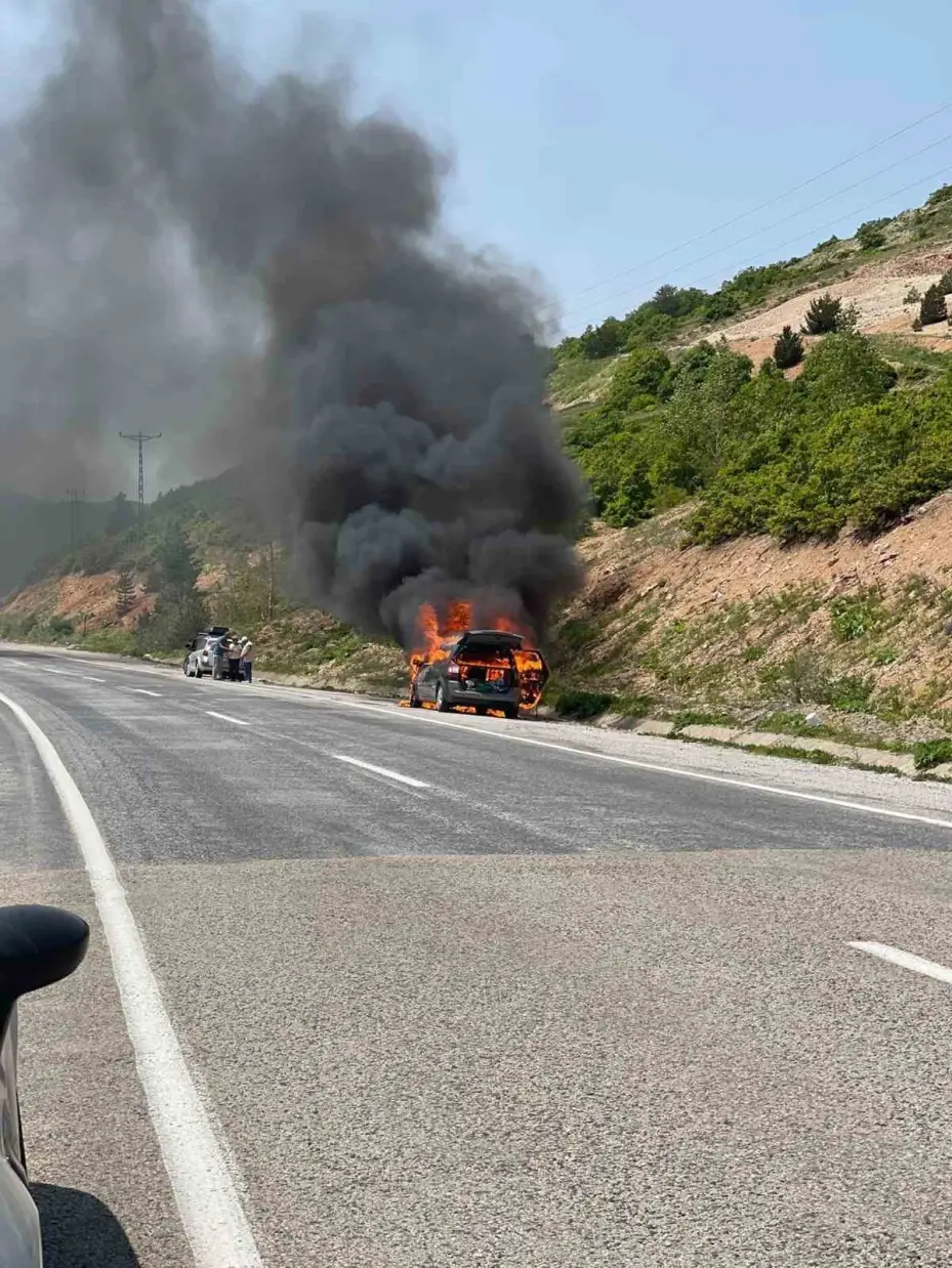 Sivas’ta seyir halindeki otomobil alev aldı, faciadan dönüldü
