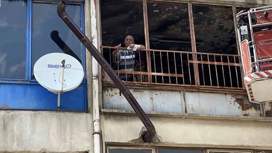 Yaklaşık 2 haftadır depoda mahsur kalan 6 köpek kurtarıldı
