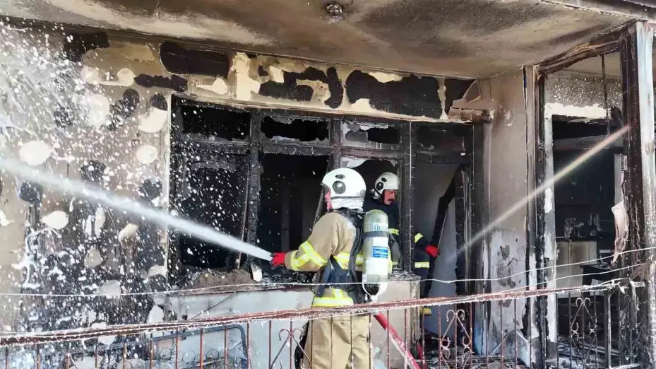 Apartman dairesinde çıkan yangında tüp patladı: 1 yaralı