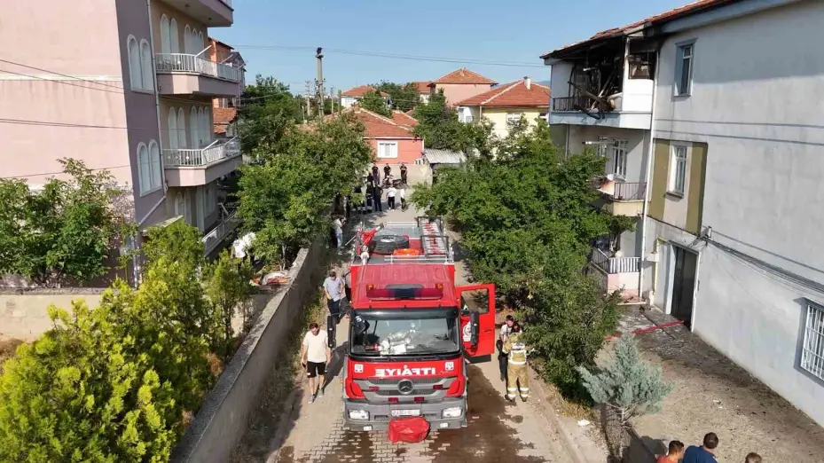 Apartman dairesinde çıkan yangında tüp patladı: 1 yaralı