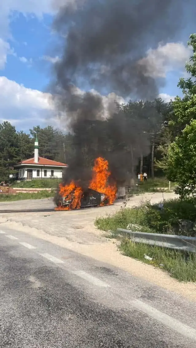 Aniden alev alan otomobil küle döndü