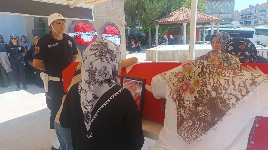 Kurban keserken kalp krizi geçiren polis memuru hayatını kaybetti