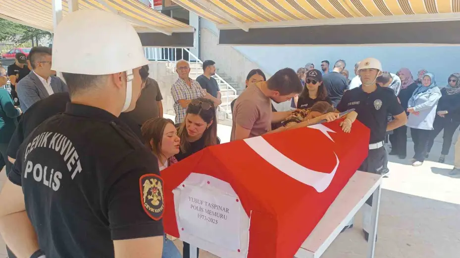 Kurban keserken kalp krizi geçiren polis memuru hayatını kaybetti