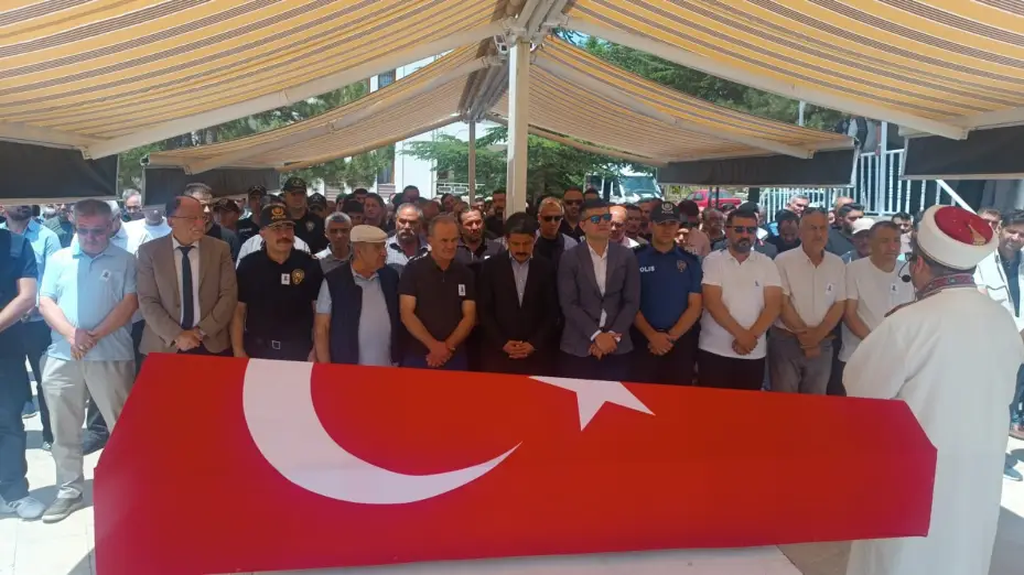 Kurban keserken kalp krizi geçiren polis memuru hayatını kaybetti