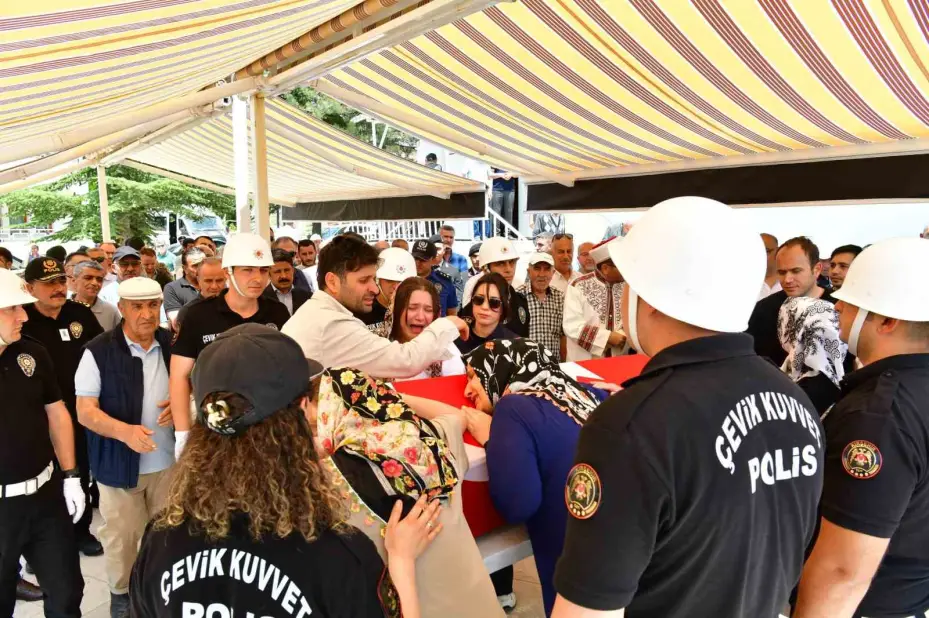 Kurban keserken kalp krizi geçiren polis memuru hayatını kaybetti