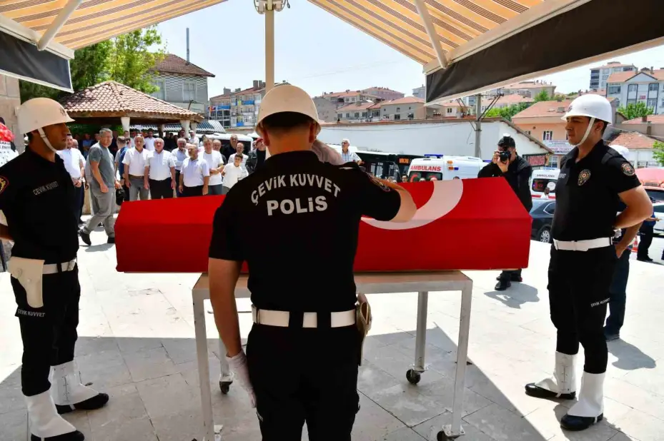 Kurban keserken kalp krizi geçiren polis memuru hayatını kaybetti