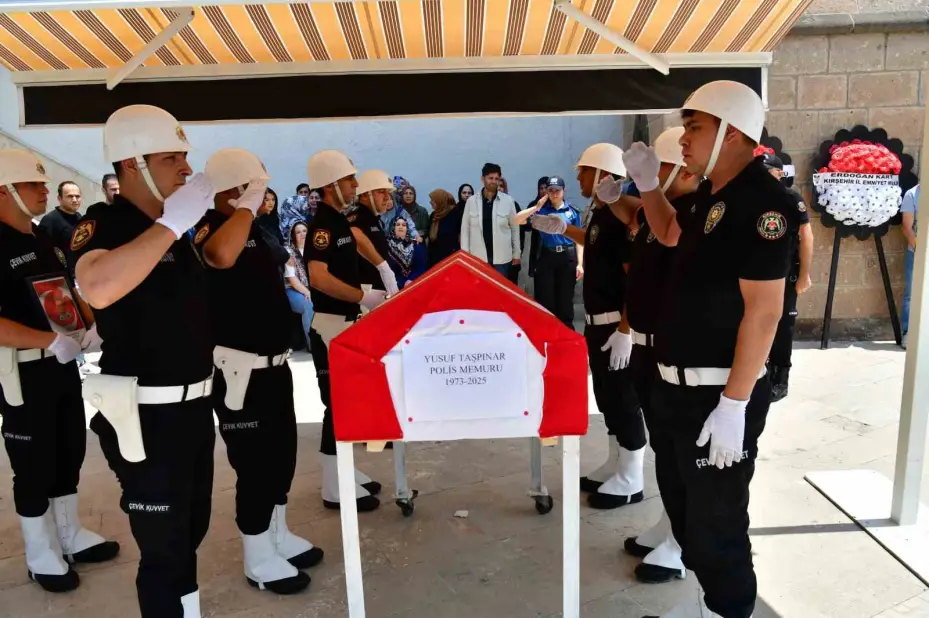 Kurban keserken kalp krizi geçiren polis memuru hayatını kaybetti