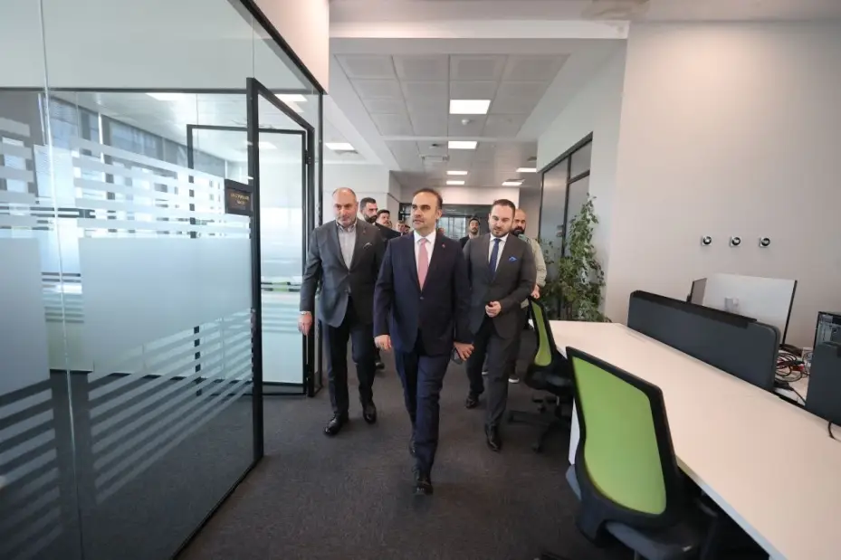 Bakan Kacır: "Türkiye’nin savunma sanayiine güç veren girişimlerimizin Ar-Ge ve üretim faaliyetlerine destek olmaya devam edeceğiz"