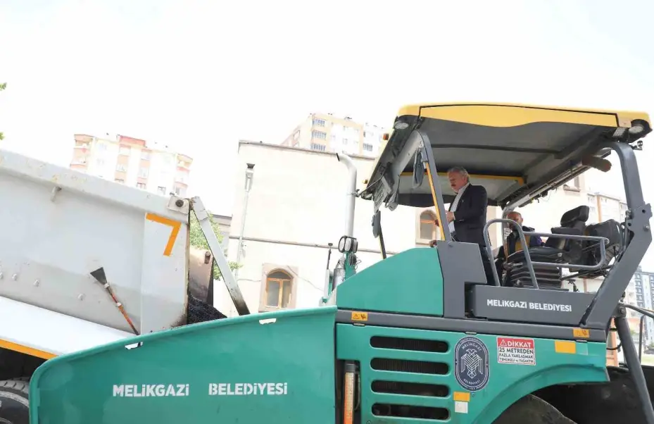 Melikgazi Belediyesi, 17 bölgede yol çalışması yapıyor