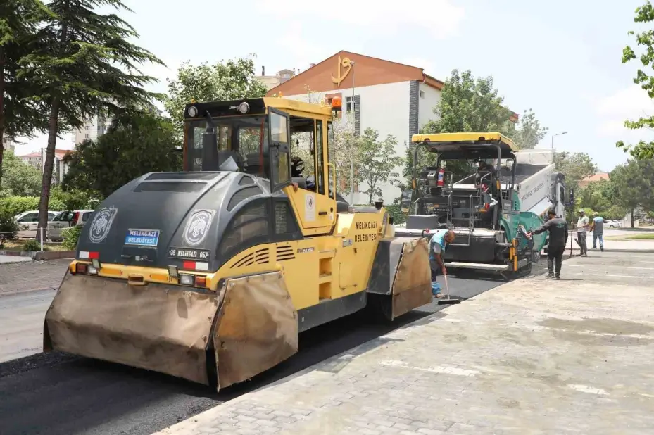 Melikgazi Belediyesi, 17 bölgede yol çalışması yapıyor