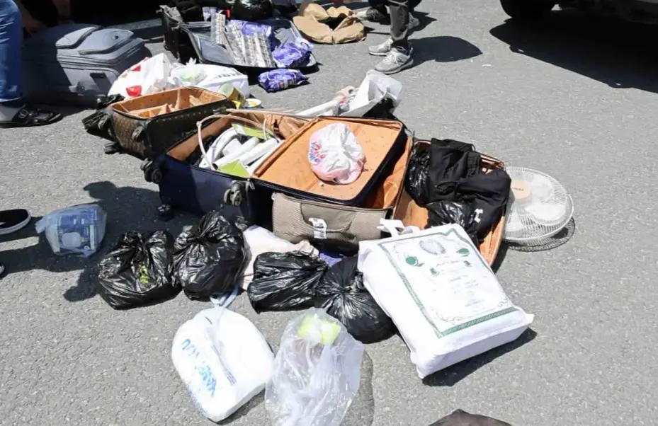 Yolcu otobüsündeki valizden kaçak sigara çıktı