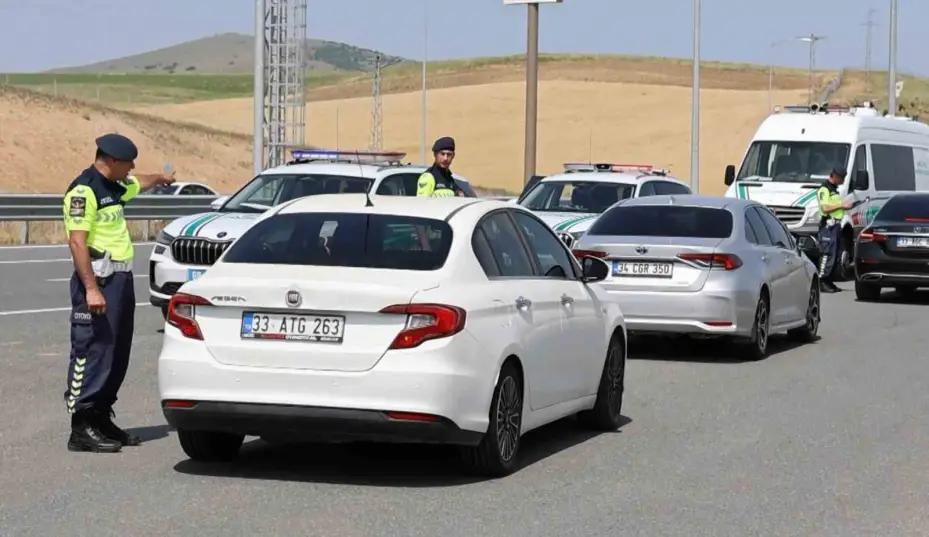 Yolcu otobüsündeki valizden kaçak sigara çıktı
