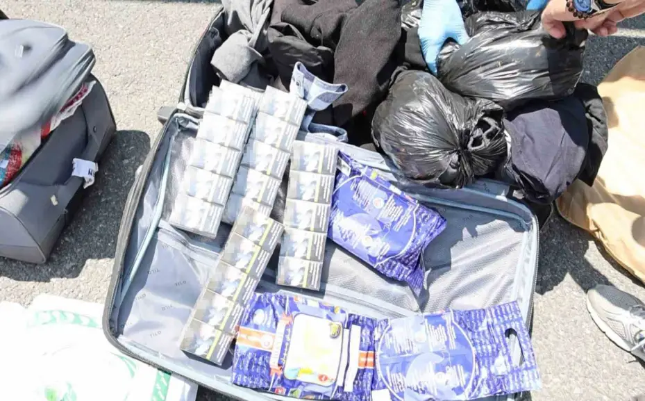 Yolcu otobüsündeki valizden kaçak sigara çıktı