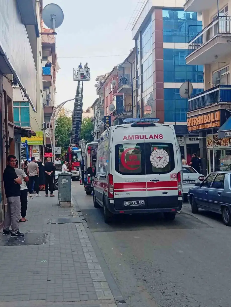 Polatlı’da bina yangını: Mahsur kalanlar kurtarıldı