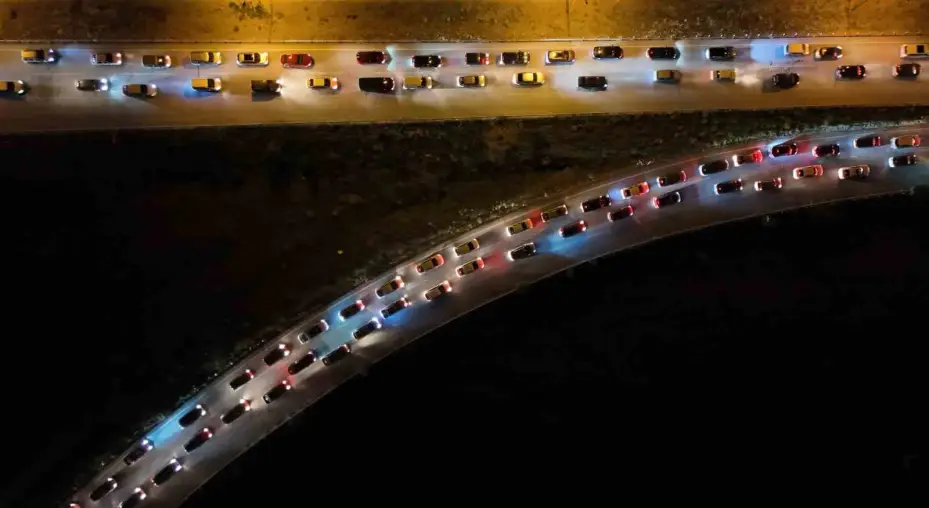Tatilciler dönüşe geçti, trafik yoğunluğu arttı: 43 ilin geçiş güzergahı havadan görüntülendi