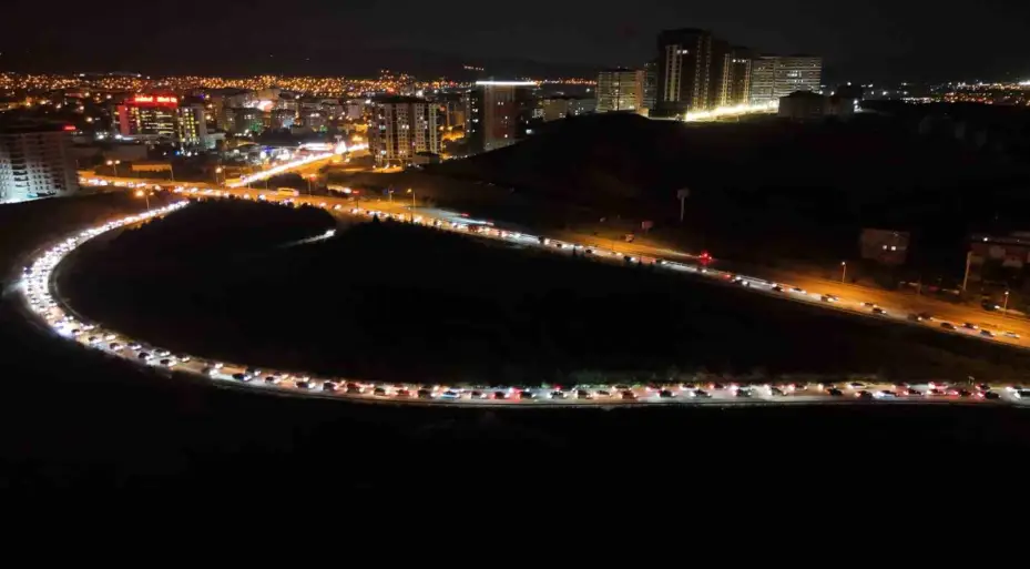 Tatilciler dönüşe geçti, trafik yoğunluğu arttı: 43 ilin geçiş güzergahı havadan görüntülendi