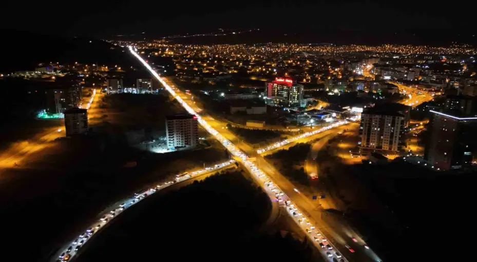 Tatilciler dönüşe geçti, trafik yoğunluğu arttı: 43 ilin geçiş güzergahı havadan görüntülendi