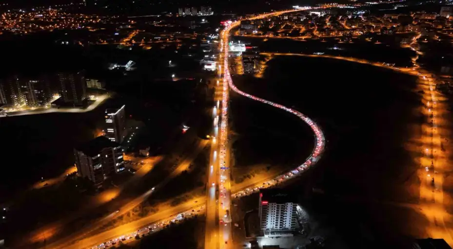 Tatilciler dönüşe geçti, trafik yoğunluğu arttı: 43 ilin geçiş güzergahı havadan görüntülendi