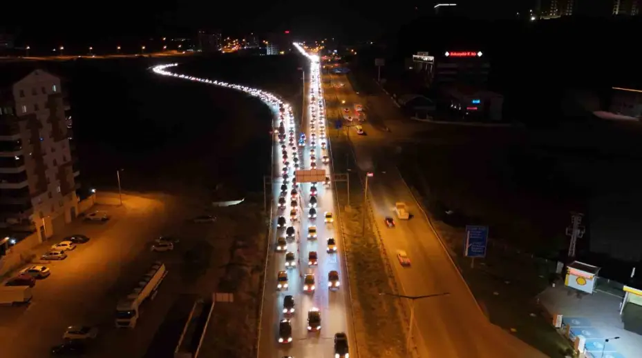 Tatilciler dönüşe geçti, trafik yoğunluğu arttı: 43 ilin geçiş güzergahı havadan görüntülendi