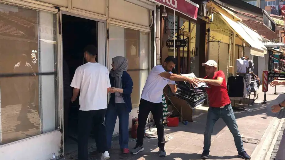 Yangın esnasında duyarsız vatandaşlar, ekiplere zorluk çıkardı