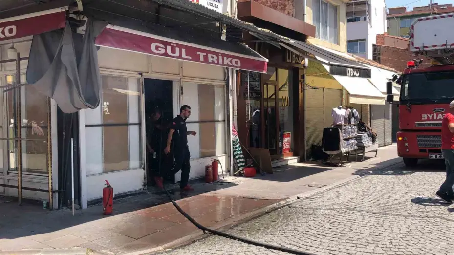 Yangın esnasında duyarsız vatandaşlar, ekiplere zorluk çıkardı