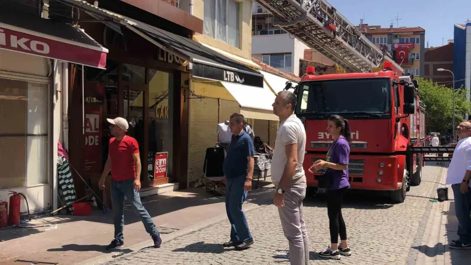 Yangın esnasında duyarsız vatandaşlar, ekiplere zorluk çıkardı