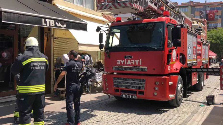 Yangın esnasında duyarsız vatandaşlar, ekiplere zorluk çıkardı