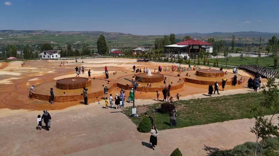 Altın sarısı rengiyle kendine hayran bırakan travertenler ziyaretçilerini ağırlıyor