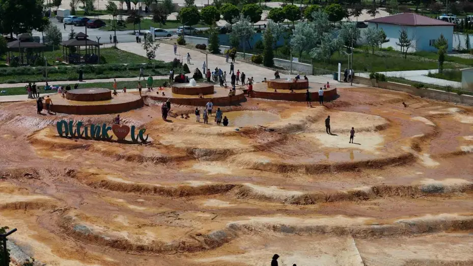 Altın sarısı rengiyle kendine hayran bırakan travertenler ziyaretçilerini ağırlıyor