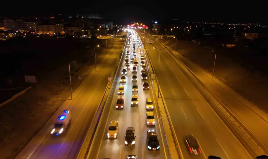 Tatilin son gecesinde trafik yoğunluğu zirve yaptı: 43 ilin geçiş güzergahı havadan görüntülendi
