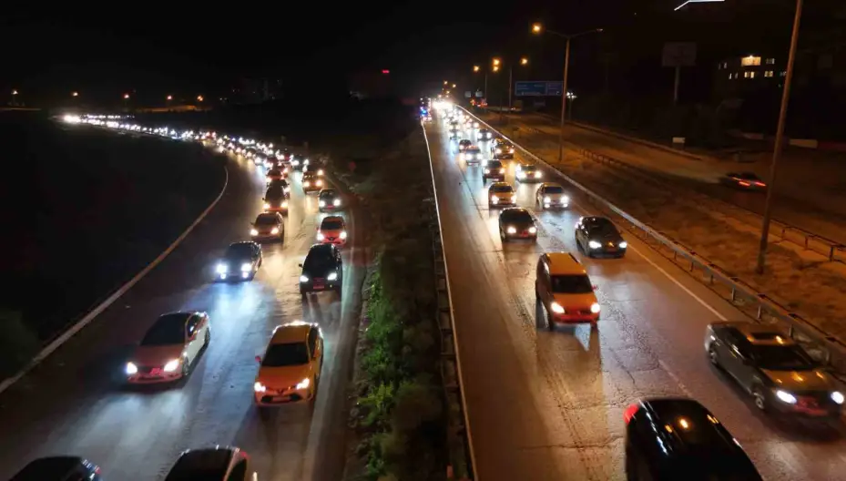Tatilin son gecesinde trafik yoğunluğu zirve yaptı: 43 ilin geçiş güzergahı havadan görüntülendi