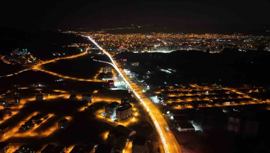 Tatilin son gecesinde trafik yoğunluğu zirve yaptı: 43 ilin geçiş güzergahı havadan görüntülendi