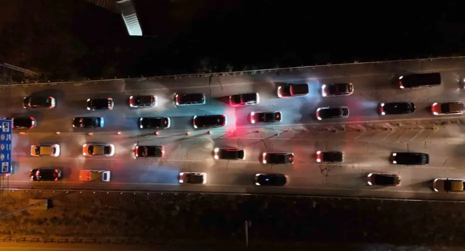 Tatilin son gecesinde trafik yoğunluğu zirve yaptı: 43 ilin geçiş güzergahı havadan görüntülendi