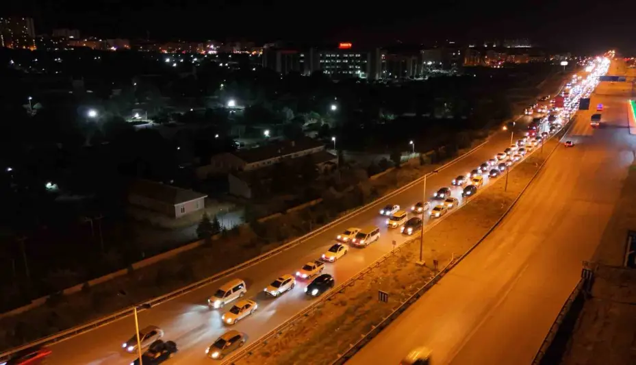 Tatilin son gecesinde trafik yoğunluğu zirve yaptı: 43 ilin geçiş güzergahı havadan görüntülendi