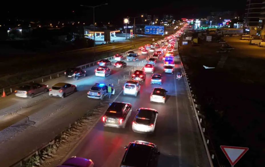 Tatilin son gecesinde trafik yoğunluğu zirve yaptı: 43 ilin geçiş güzergahı havadan görüntülendi
