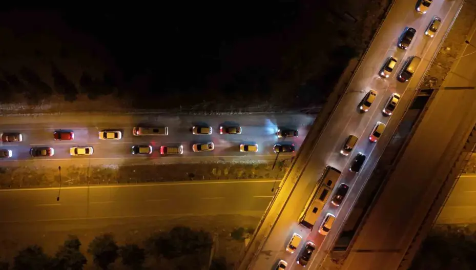 Tatilin son gecesinde trafik yoğunluğu zirve yaptı: 43 ilin geçiş güzergahı havadan görüntülendi