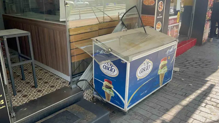 Sabah saatlerinde alkollü kadın sürücünün kullandığı araç tatlıcı dükkânına daldı, faciadan dönüldü