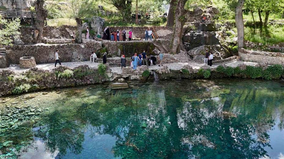 Tabiat harikası Gökpınar Gölü, turkuaz tonu ile herkesi hayran bırakıyor