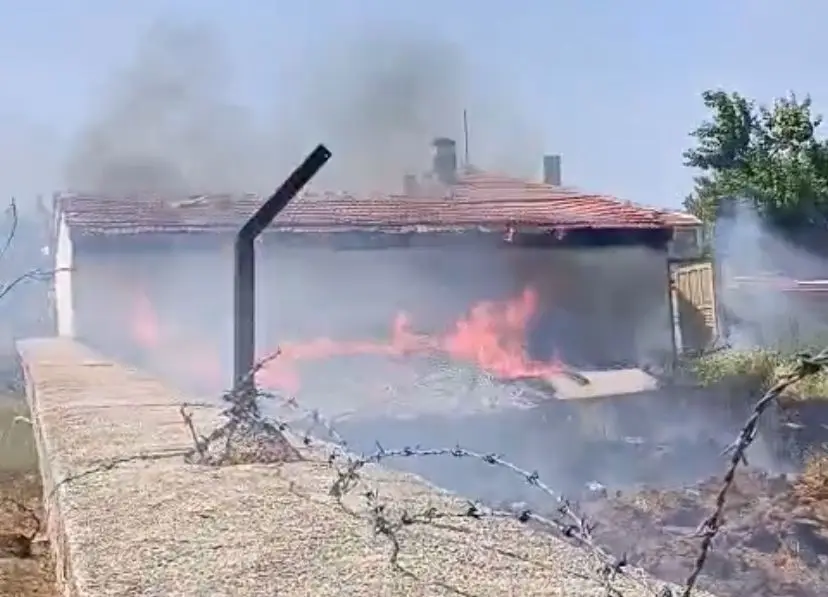 Samanlık yangını itfaiye tarafından söndürüldü
