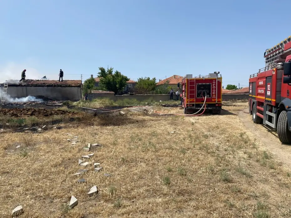 Samanlık yangını itfaiye tarafından söndürüldü