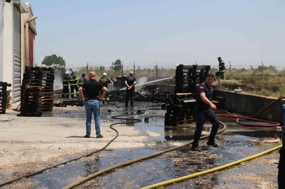 Süt fabrikasındaki paletler yandı: 1 yaralı