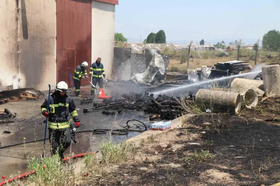 Süt fabrikasındaki paletler yandı: 1 yaralı