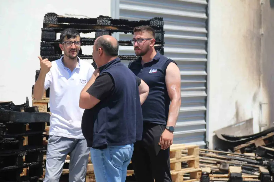 Süt fabrikasındaki paletler yandı: 1 yaralı