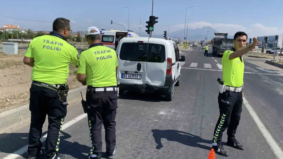 Aksaray’da ışıklarda otomobil hafif ticari araca çarptı: 1 yaralı