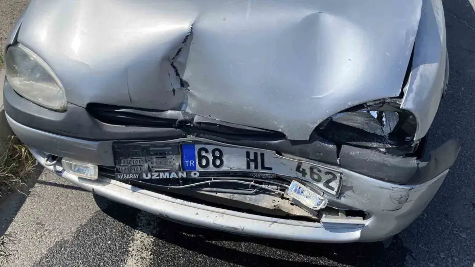 Aksaray’da ışıklarda otomobil hafif ticari araca çarptı: 1 yaralı