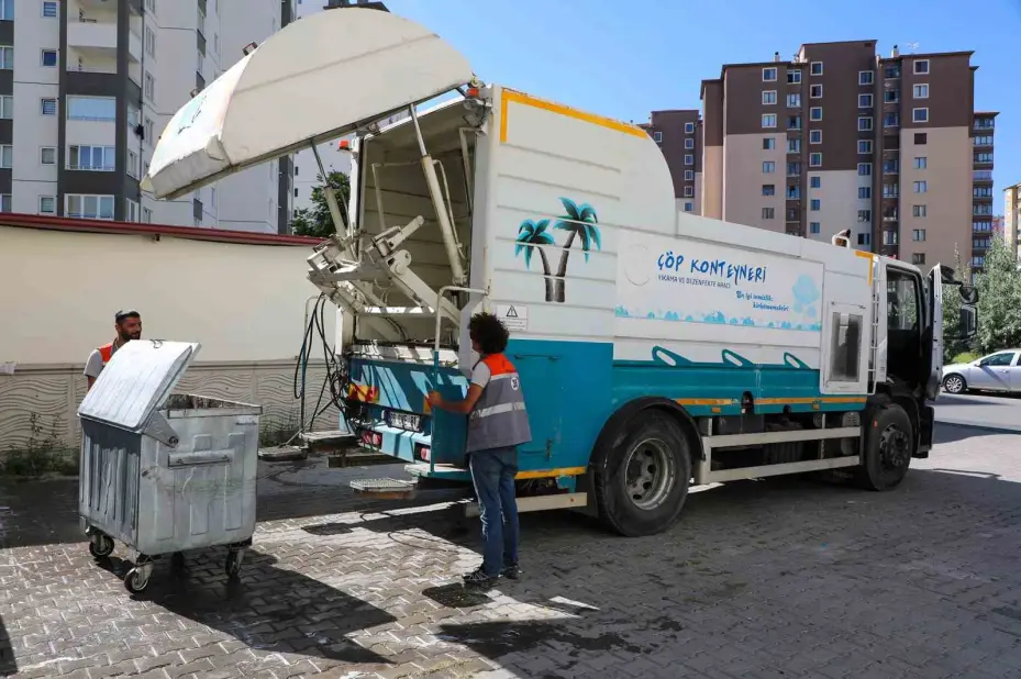 Talas’ta konteynerler hem yıkanıyor hem parfümleniyor