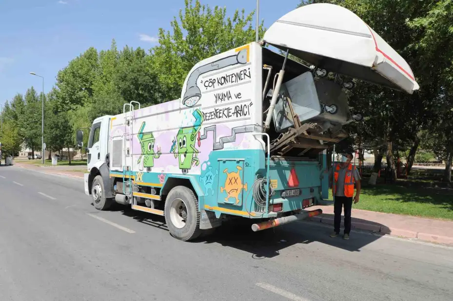 Talas’ta konteynerler hem yıkanıyor hem parfümleniyor