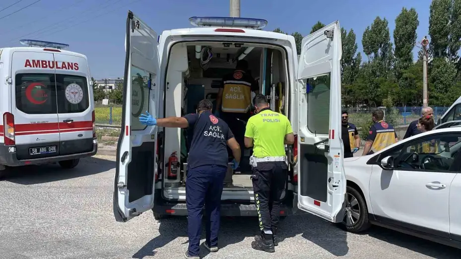 Ambulans ile otomobil kavşakta çarpıştı, 5 yaralı